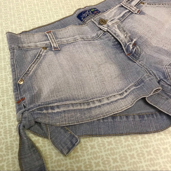 BEVERLY JEANS CO. DENIM LIGHT BLUE SHORTS - Picture 5 of 7